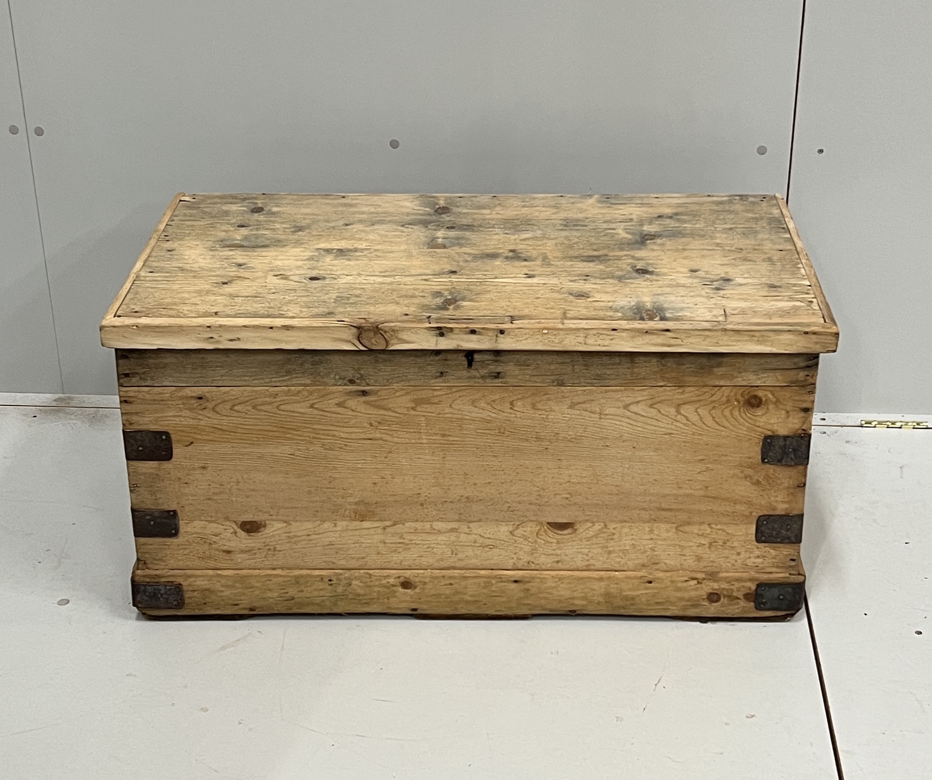 A Victorian rectangular pine trunk, width 90cm, depth 48cm, height 43cm